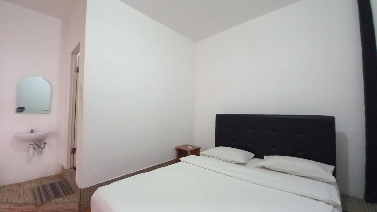 Dc Hotel & Hostel Labuan Bajo Exterior photo