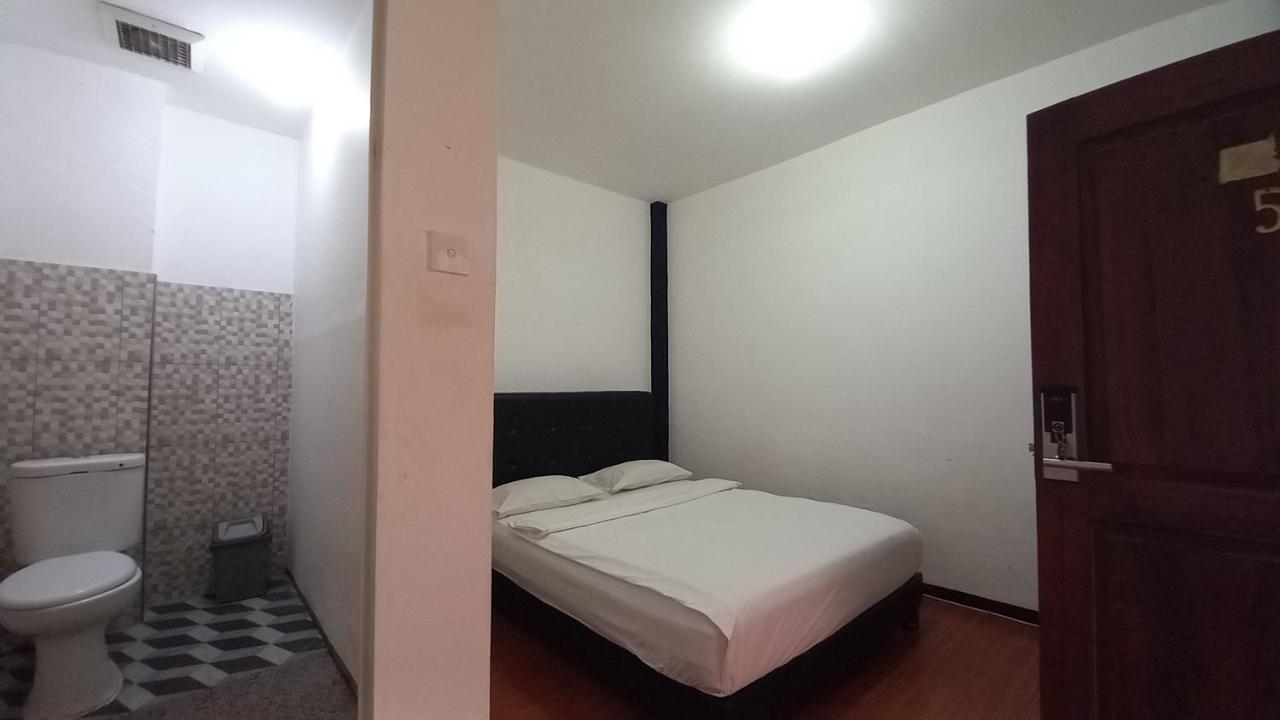 Dc Hotel & Hostel Labuan Bajo Exterior photo
