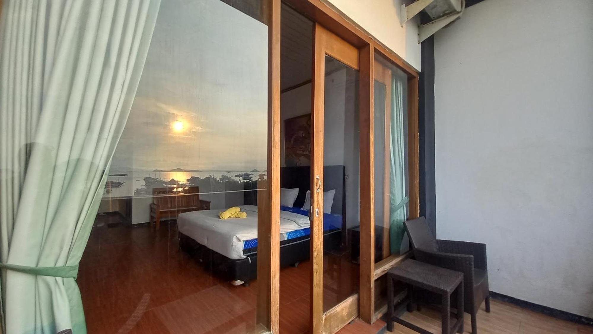 Dc Hotel & Hostel Labuan Bajo Exterior photo